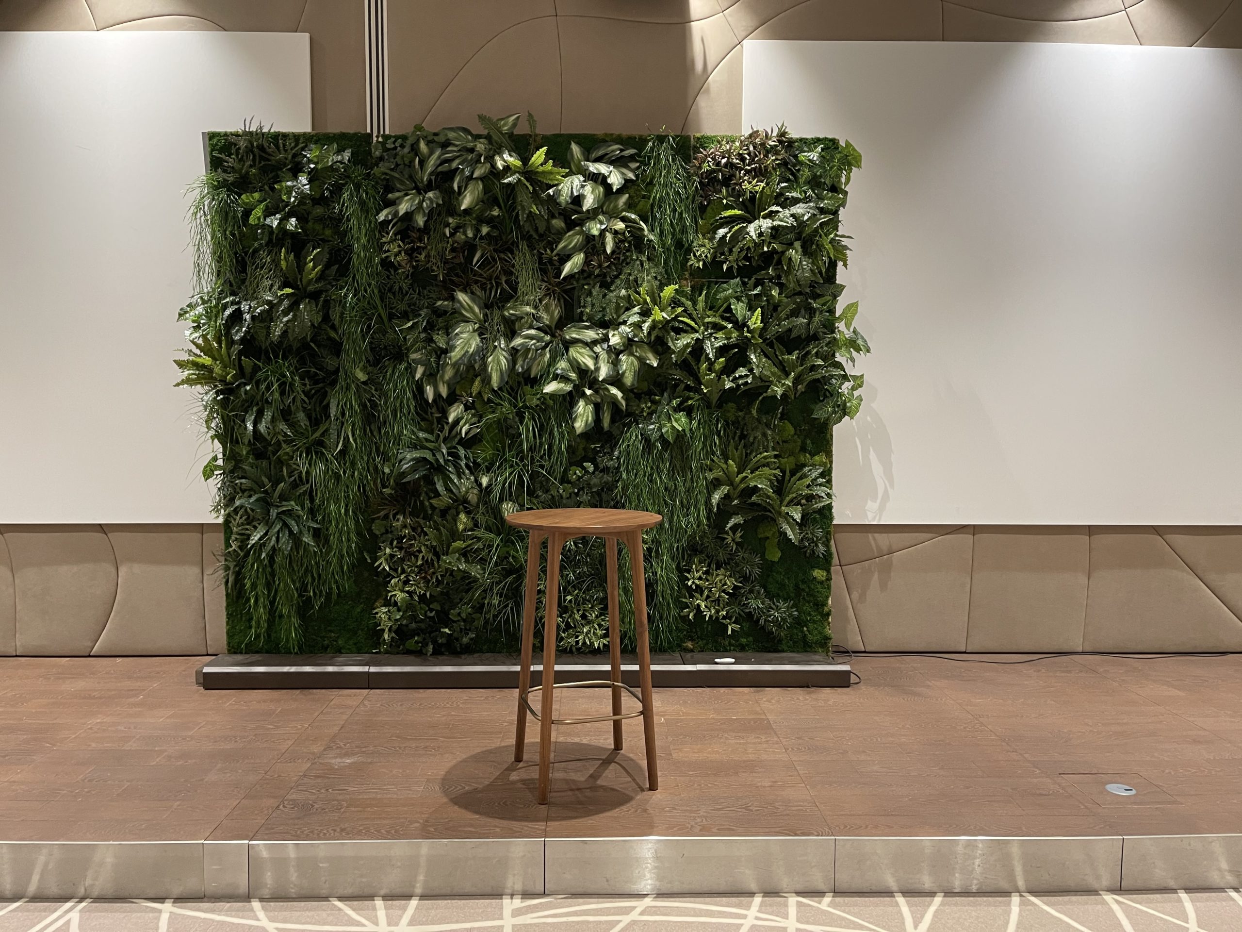 murs végétaux artificiels Hoa déco design artificiel Création zen green  wall murs végétaux panoramique hall d'…