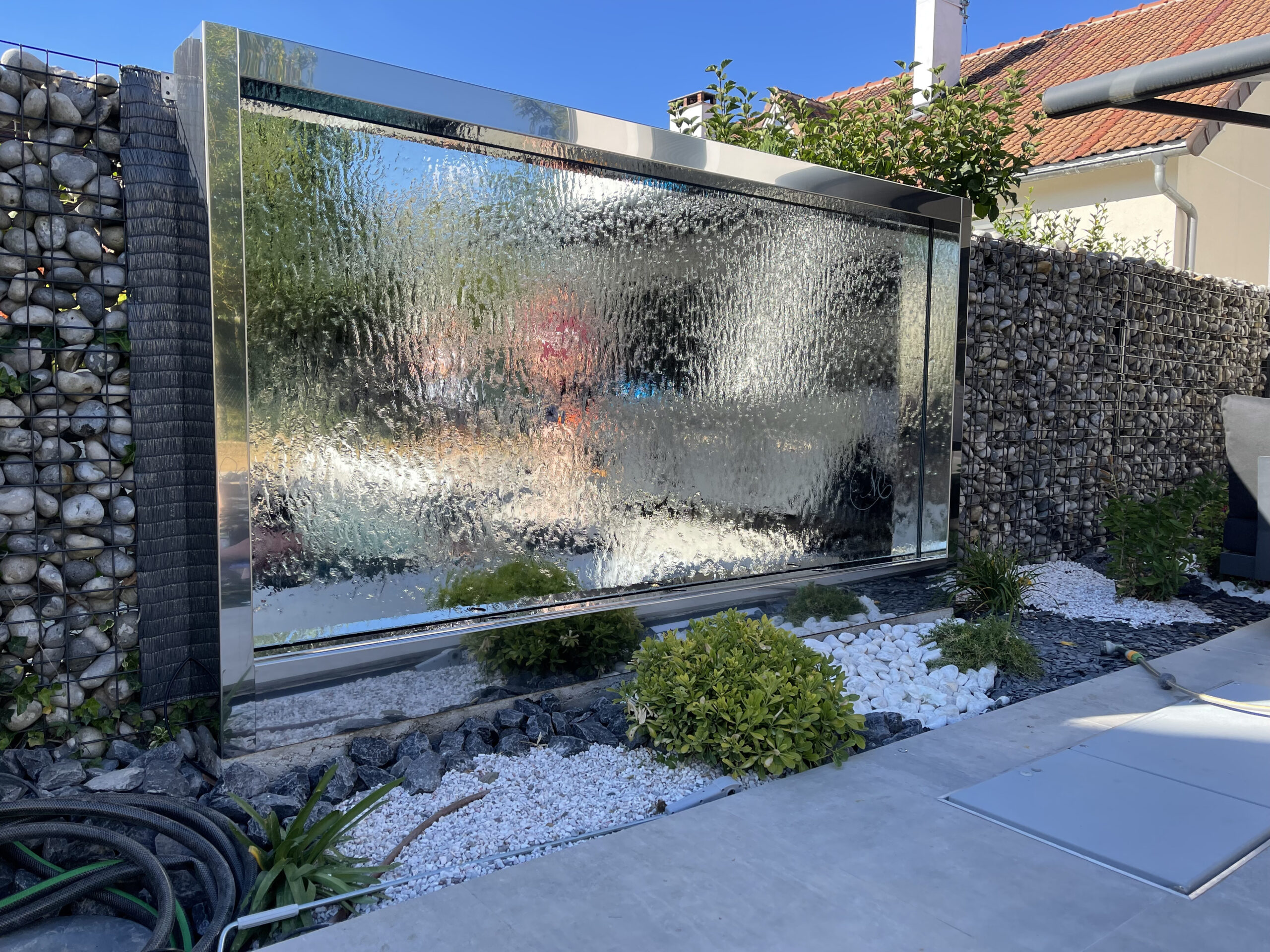 Lire la suite à propos de l’article Mur d’eau extérieur miroir : une installation ODZO dans un jardin privé