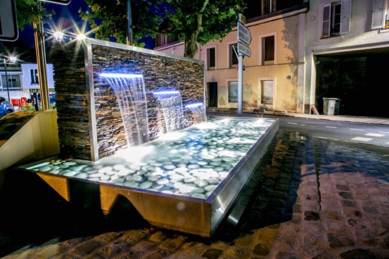Fontaine Municipal moderne avec éclairage