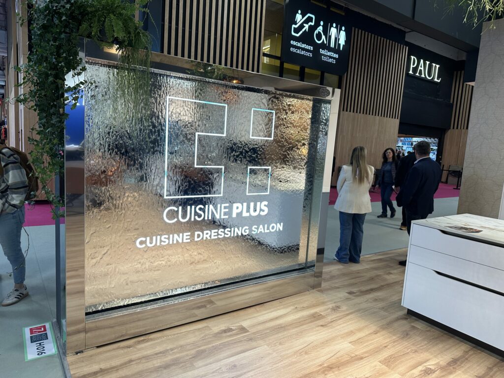 Water wall rental for events at the Paris Fair, kitchen plus Odzo