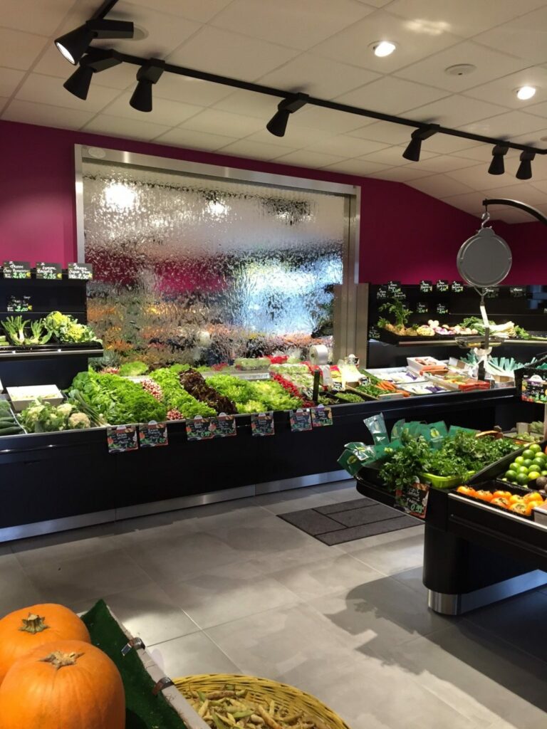 Mirror-finish stainless steel water wall, Royan produce