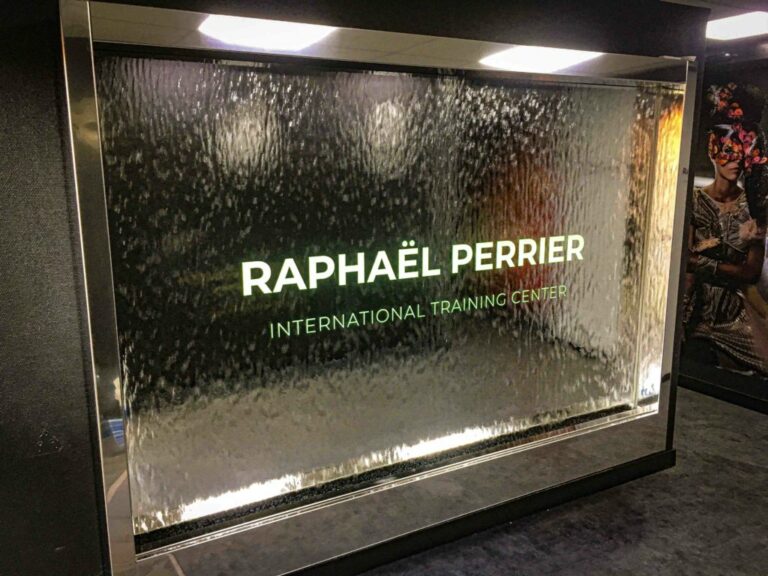 Mirrored water wall with Raphael Perrier engraving